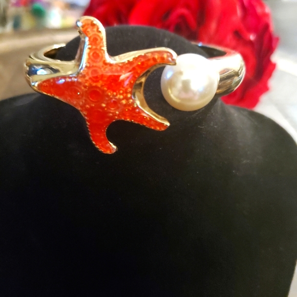 Red orange enamel starfish & Pearl open gold Cuff Bracelet - Picture 2 of 4
